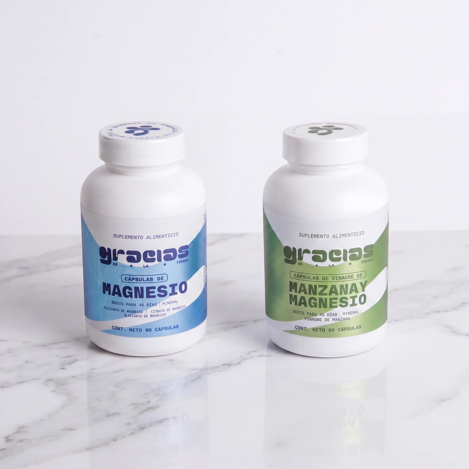 Kit de relajación Gracias de la Tierra con cápsulas de magnesio y vinagre de manzana en frascos blancos sobre mármol.